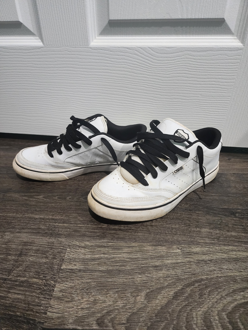 Men's Osiris White And Black Sneakers Cleaver Style Size 9 Y2K style